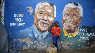 Elogio a Nelson Mandela, l'"anima invincibile" che ha cambiato il mondo
