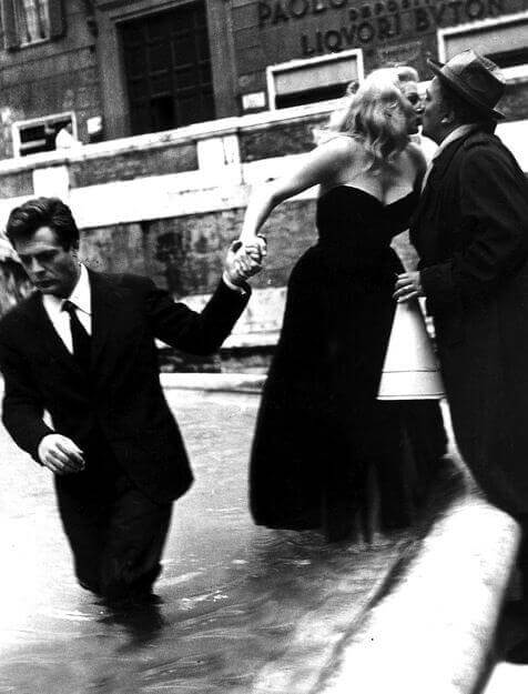 Marcello Mastroianni, Federico Fellini e Anita Ekberg sul set de La dolce vita