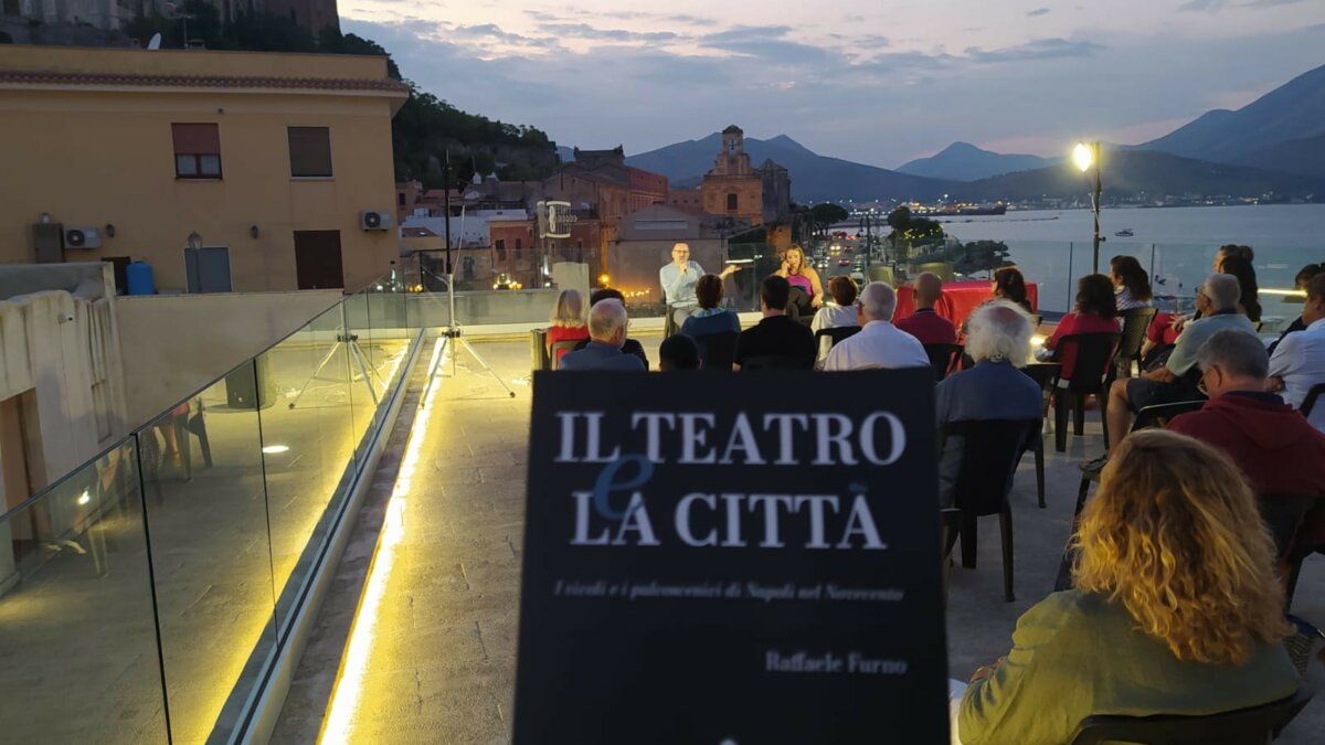 “Il teatro e la città – I vicoli e i palcoscenici di Napoli”, lo scrigno di storia di Raffaele Furno